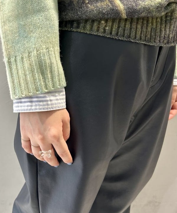 ナツハさんの「BEAMS WOMEN｜maturely / フェイクレザー フック イージーパンツ」を使ったコーディネート