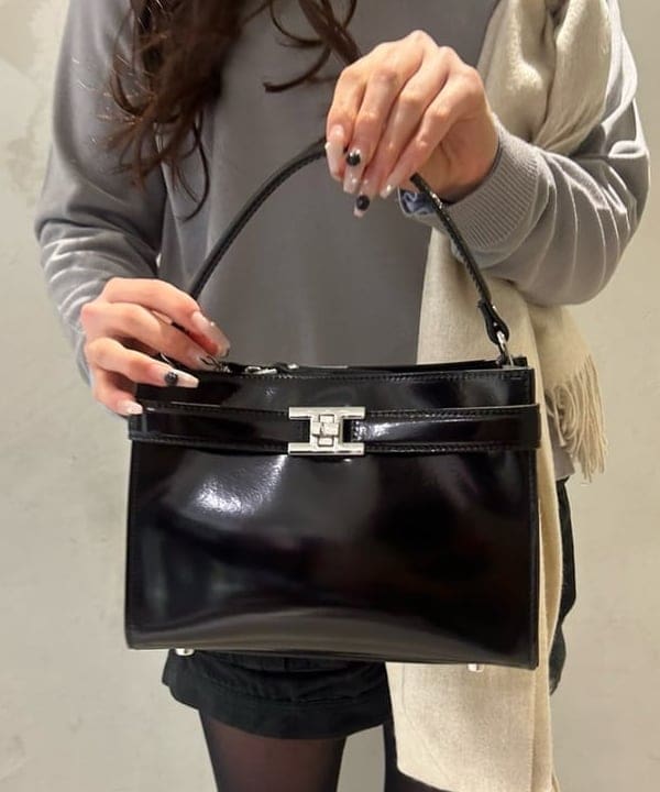 桃羽さんの「BEAMS WOMEN｜GIANNI NOTARO / ポリッシュ クロア ハンドバッグ」を使ったコーディネート