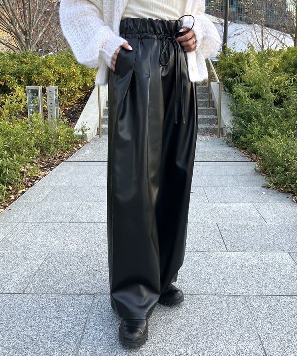 蒲原 捺美さんの「BEAMS WOMEN｜モヘヤ ナイロン ショート カーディガン」を使ったコーディネート