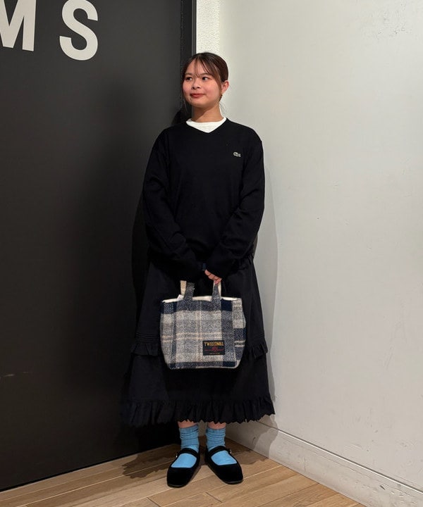 キムさんの「BEAMS WOMEN｜LACOSTE for BEAMS BOY / 別注 Vネック ニット」を使ったコーディネート