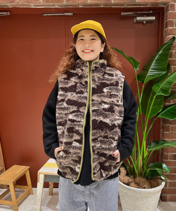 エノモト アミさんの「BEAMS WOMEN｜【別注】South2 West8 / Trout Piping Vest」を使ったコーディネート