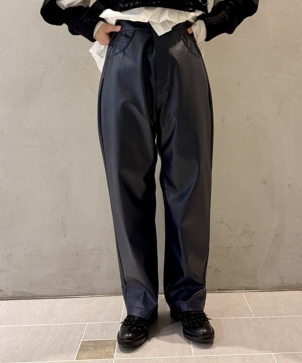 須賀さんの「BEAMS WOMEN｜プリーツ キリカエ クルーネック シャツ」を使ったコーディネート