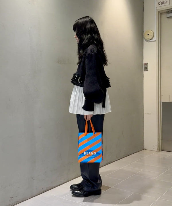 須賀さんの「BEAMS WOMEN｜プリーツ キリカエ クルーネック シャツ」を使ったコーディネート