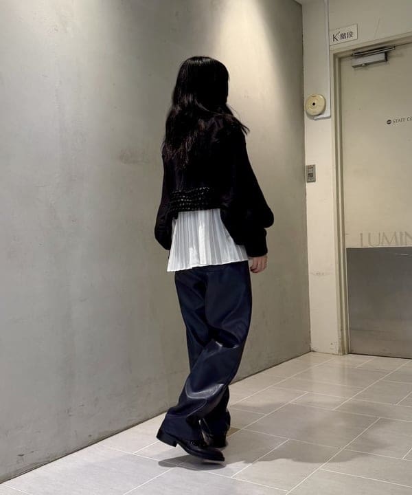 須賀さんの「BEAMS WOMEN｜プリーツ キリカエ クルーネック シャツ」を使ったコーディネート