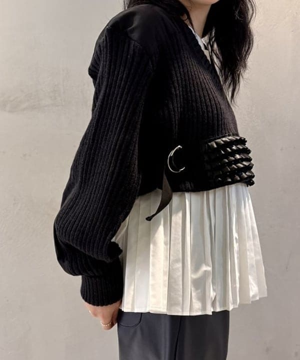 須賀さんの「BEAMS WOMEN｜プリーツ キリカエ クルーネック シャツ」を使ったコーディネート