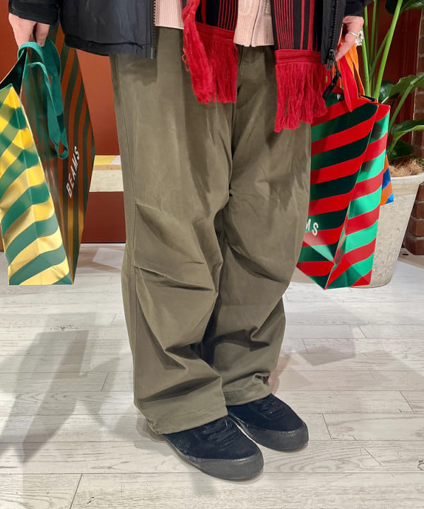 新里 京介さんの「BEAMS WOMEN｜ブラッシュ オーバーパンツ」を使ったコーディネート