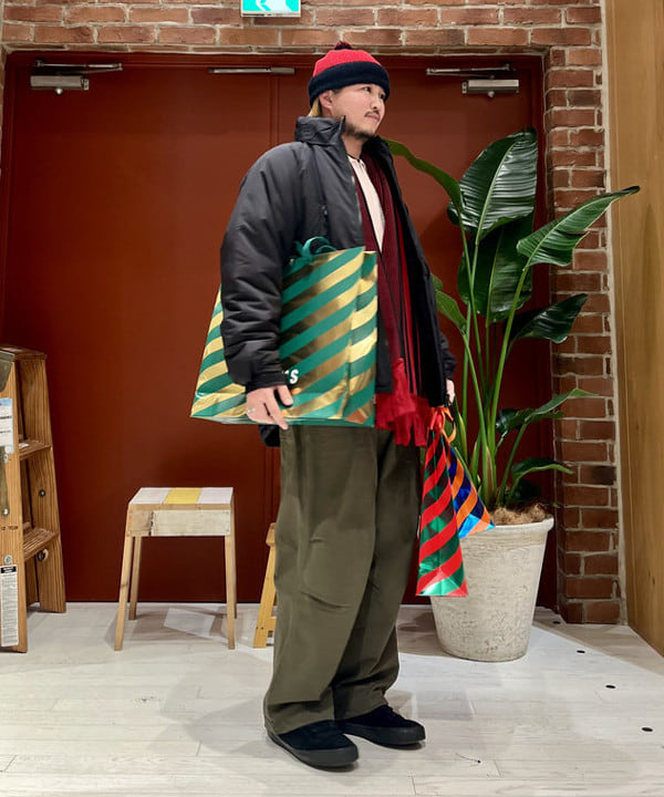 新里 京介さんの「BEAMS WOMEN｜ブラッシュ オーバーパンツ」を使ったコーディネート