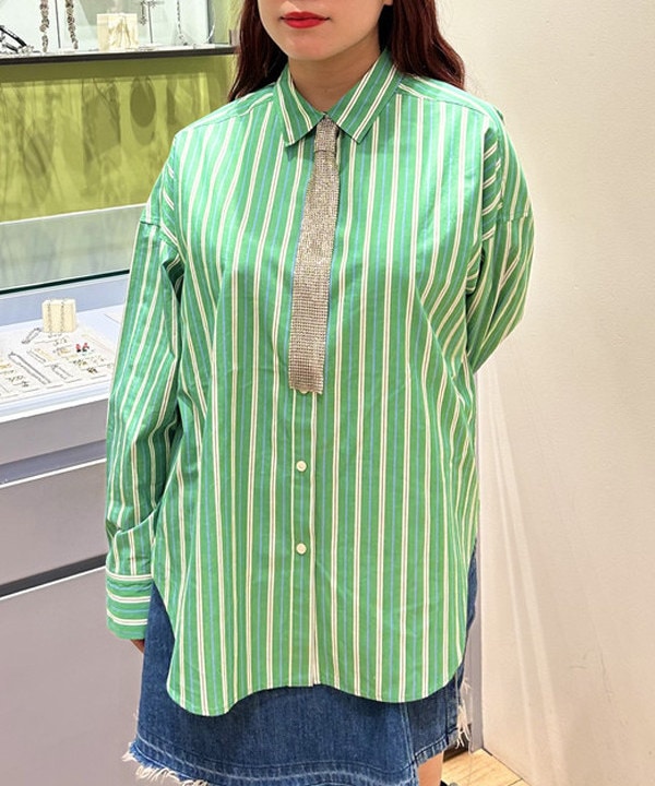 オカベ　アヤカさんの「BEAMS WOMEN｜マルチストライプ ビッグ シャツ」を使ったコーディネート