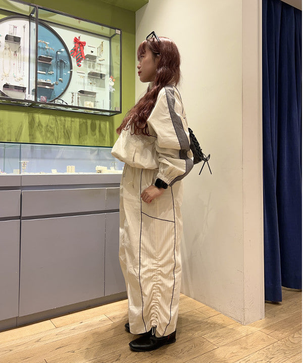 オカベ　アヤカさんの「BEAMS WOMEN｜ストライプ キリカエ トラックジャケット」を使ったコーディネート