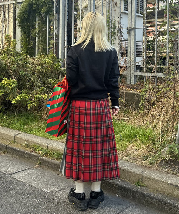 安藤 菜央さんの「BEAMS WOMEN｜チェック 切り替え キルト スカート」を使ったコーディネート