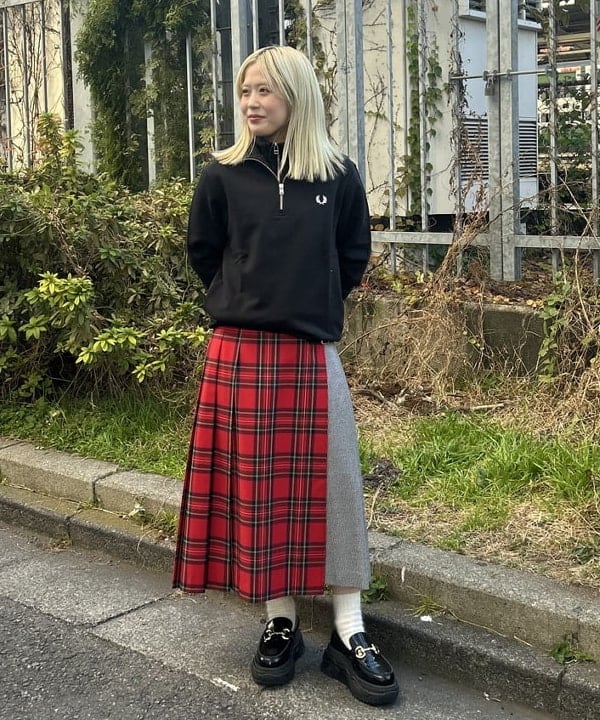 安藤 菜央さんの「BEAMS WOMEN｜チェック 切り替え キルト スカート」を使ったコーディネート