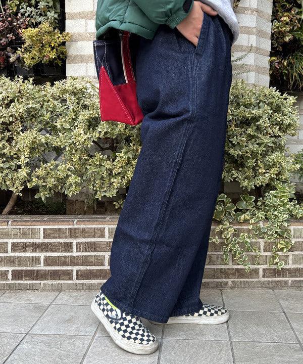 サイトウ　トモミさんの「BEAMS WOMEN｜Gramicci × BEAMS BOY / 別注 ワイド デニム パンツ」を使ったコーディネート