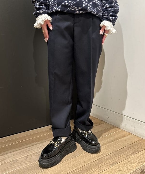 安藤 菜央さんの「BEAMS WOMEN｜BEAMS BOY / ポリエステル ウール シンチ バック スラックス」を使ったコーディネート