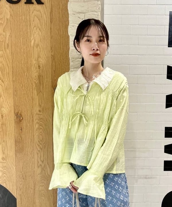 カタヤマ アヤさんの「BEAMS WOMEN｜シアー シャーリング リボン ブラウス」を使ったコーディネート