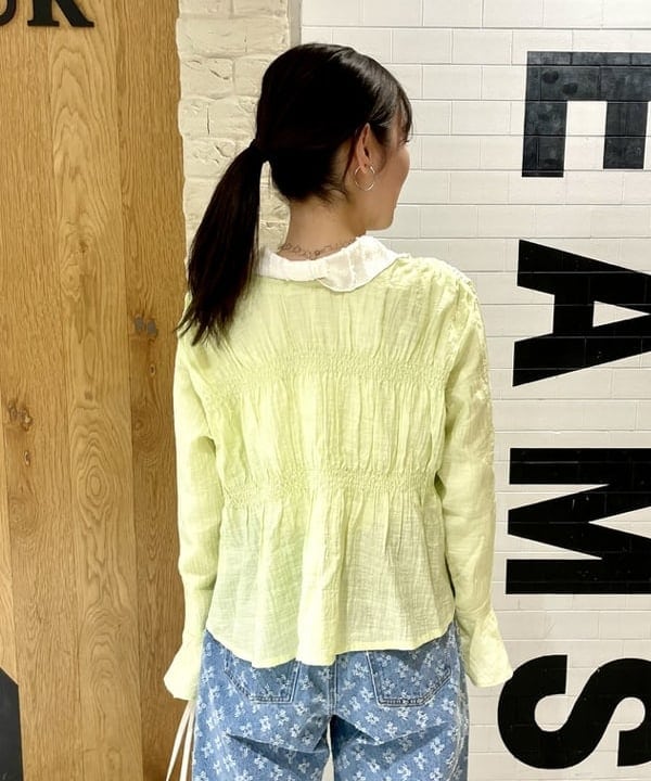 カタヤマ アヤさんの「BEAMS WOMEN｜シアー シャーリング リボン ブラウス」を使ったコーディネート