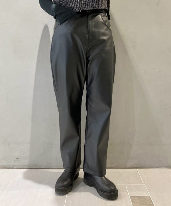 CHIHIROさんの「BEAMS WOMEN｜maturely / フェイクレザー フック イージーパンツ」を使ったコーディネート