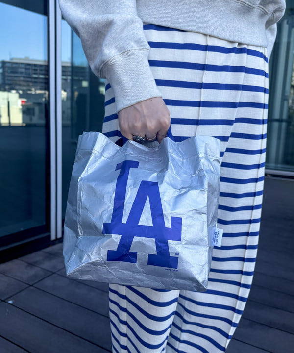 クロサワさんの「BEAMS WOMEN｜【別注】INFIELDER DESIGN MLB ロゴ YYB トートバッグ」を使ったコーディネート