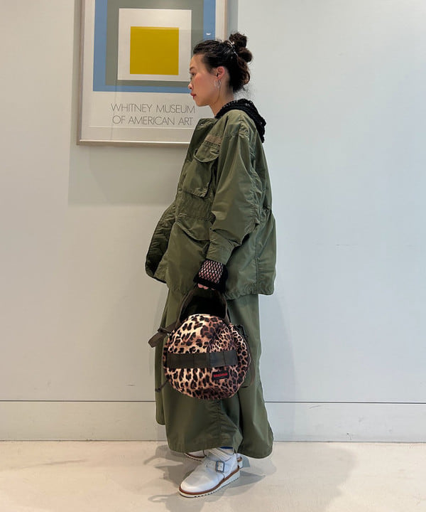 清水 彩乃さんの「BEAMS WOMEN｜【別注】BRIEFING / ヘルメット バッグ レオパード」を使ったコーディネート