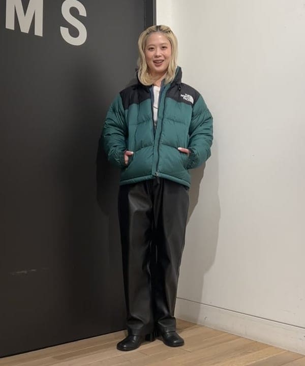 安藤 菜央さんの「BEAMS WOMEN｜maturely / フェイクレザー フック イージーパンツ」を使ったコーディネート