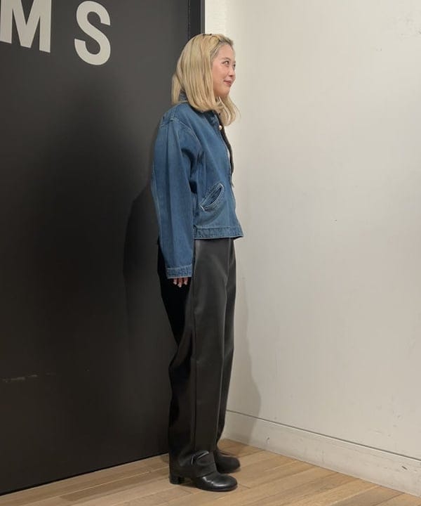 安藤 菜央さんの「BEAMS WOMEN｜maturely / フェイクレザー フック イージーパンツ」を使ったコーディネート