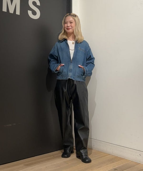 安藤 菜央さんの「BEAMS WOMEN｜maturely / フェイクレザー フック イージーパンツ」を使ったコーディネート
