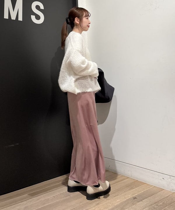 makita mikaさんの「BEAMS WOMEN｜トリアセテート ベロア スリット スカート」を使ったコーディネート