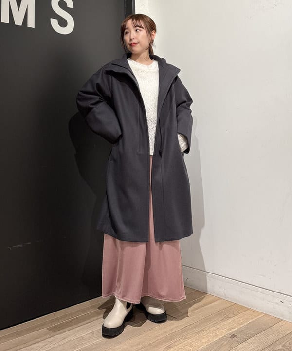 makita mikaさんの「BEAMS WOMEN｜トリアセテート ベロア スリット スカート」を使ったコーディネート