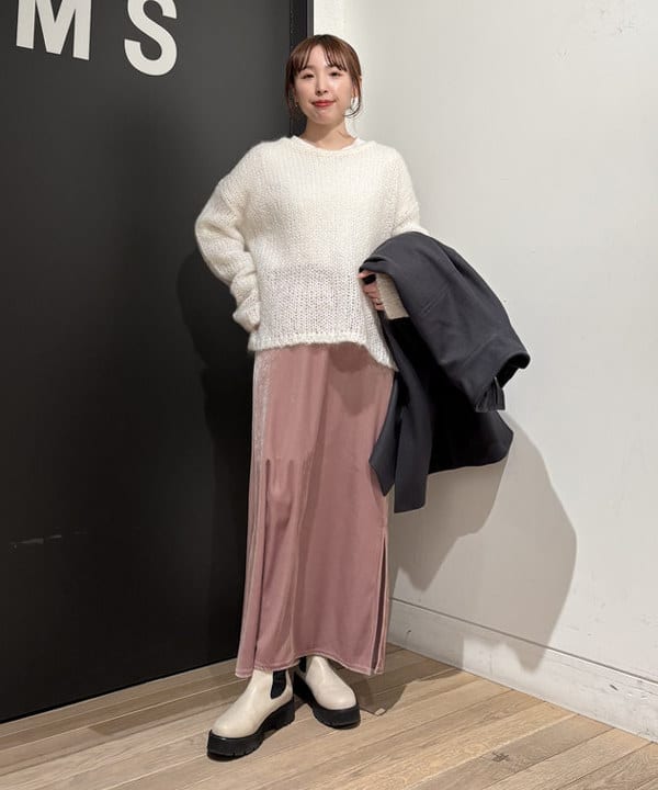makita mikaさんの「BEAMS WOMEN｜トリアセテート ベロア スリット スカート」を使ったコーディネート