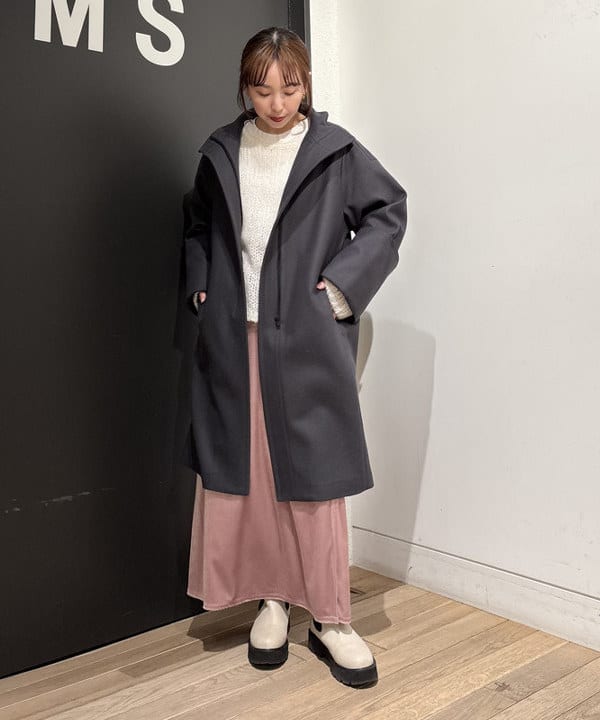 makita mikaさんの「BEAMS WOMEN｜トリアセテート ベロア スリット スカート」を使ったコーディネート
