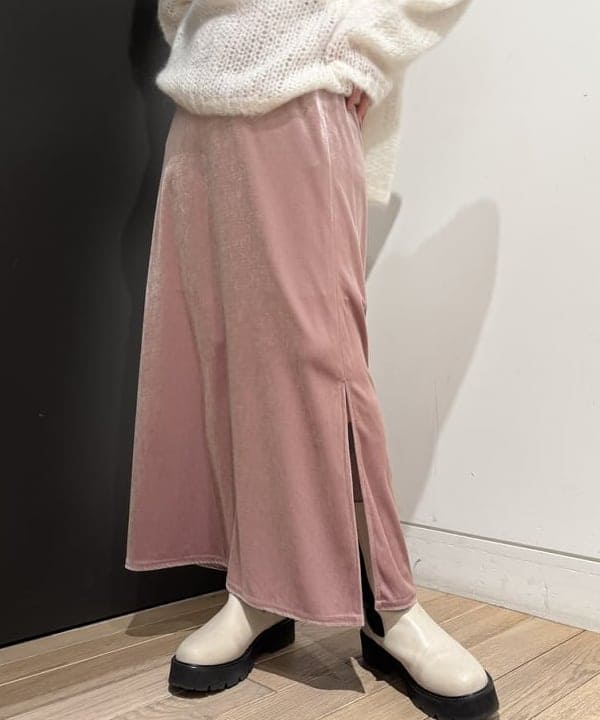 makita mikaさんの「BEAMS WOMEN｜トリアセテート ベロア スリット スカート」を使ったコーディネート