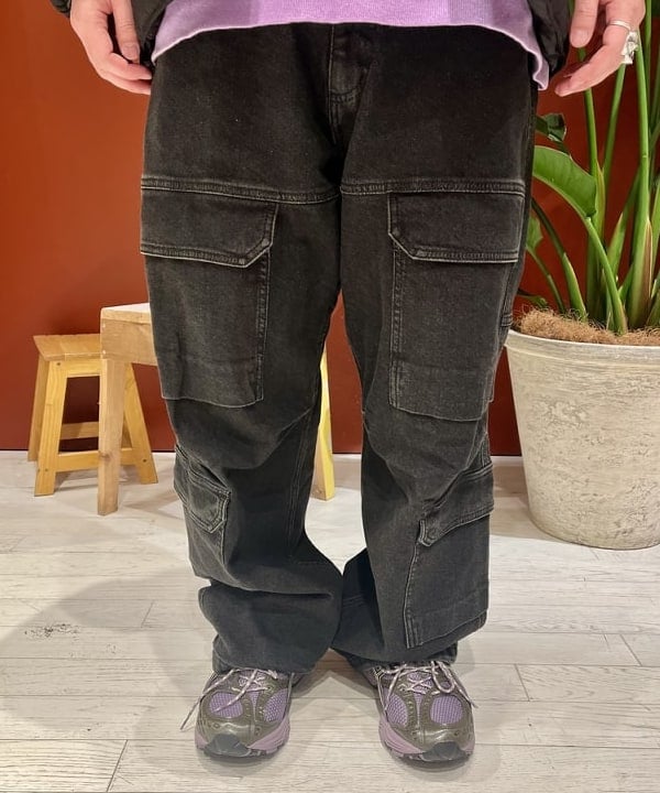 新里 京介さんの「BEAMS WOMEN｜ダブルポケット デニムパンツ」を使ったコーディネート