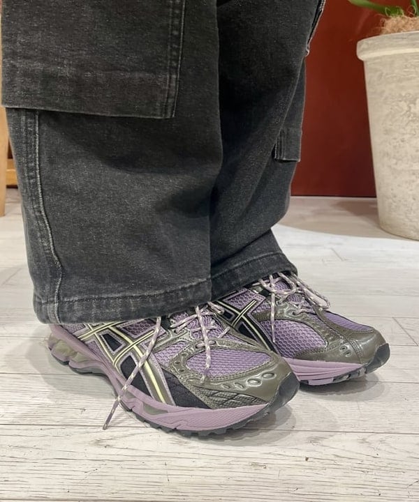 新里 京介さんの「BEAMS WOMEN｜ダブルポケット デニムパンツ」を使ったコーディネート