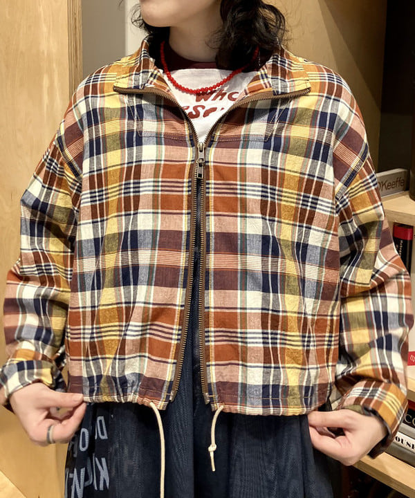 小原 もこさんの「BEAMS WOMEN｜ロゴ ヘンリーネック ショートスリーブ」を使ったコーディネート