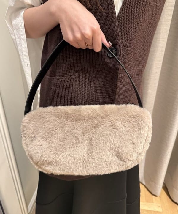 YUIさんの「BEAMS WOMEN｜ミニ フェイクファー バッグ」を使ったコーディネート
