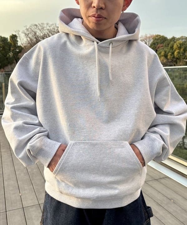 深野 諒馬さんの「BEAMS WOMEN｜ショートレングス スウェット フーディ」を使ったコーディネート