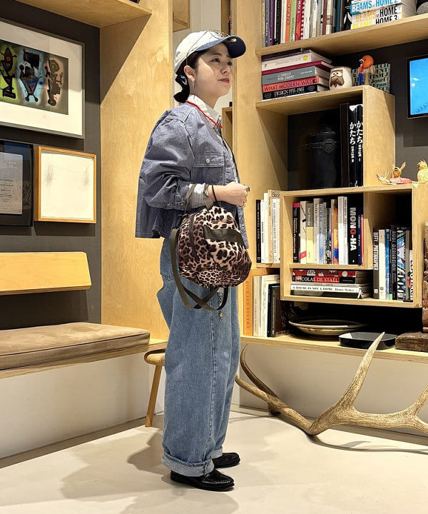 吉野 多恵さんの「BEAMS WOMEN｜【別注】BRIEFING / ヘルメット バッグ レオパード」を使ったコーディネート