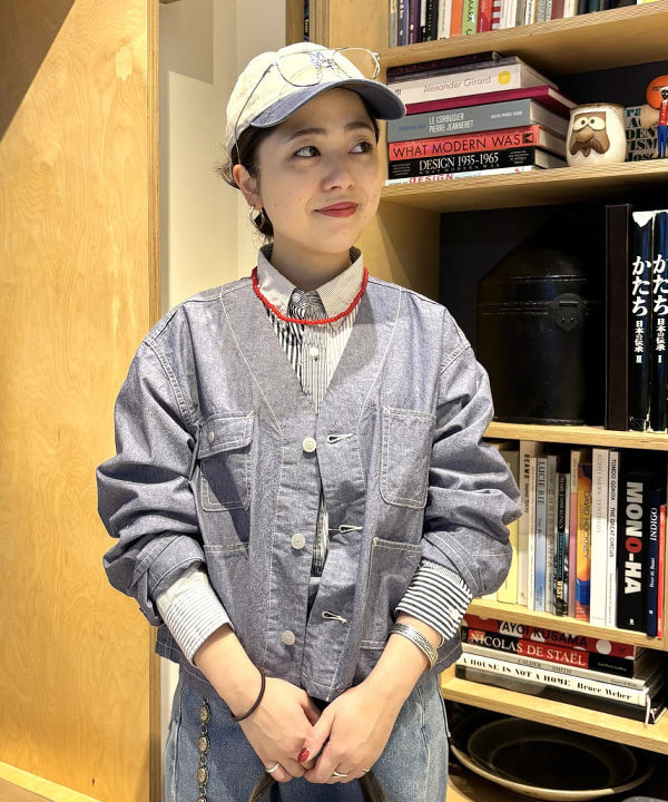 吉野 多恵さんの「BEAMS WOMEN｜【別注】BRIEFING / ヘルメット バッグ レオパード」を使ったコーディネート