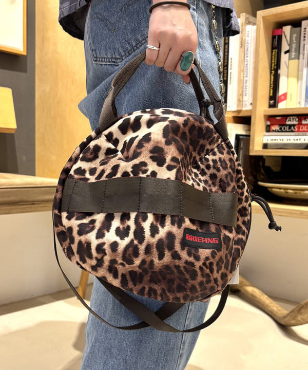 吉野 多恵さんの「BEAMS WOMEN｜【別注】BRIEFING / ヘルメット バッグ レオパード」を使ったコーディネート