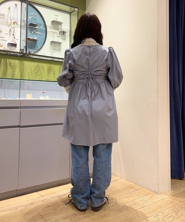 オカベ　アヤカさんの「BEAMS WOMEN｜タフタ ギャザー ヨーク ミニ ワンピース」を使ったコーディネート