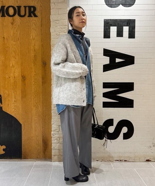 川口 恵さんの「BEAMS WOMEN｜ソフト シャギー Vネック カーディガン」を使ったコーディネート