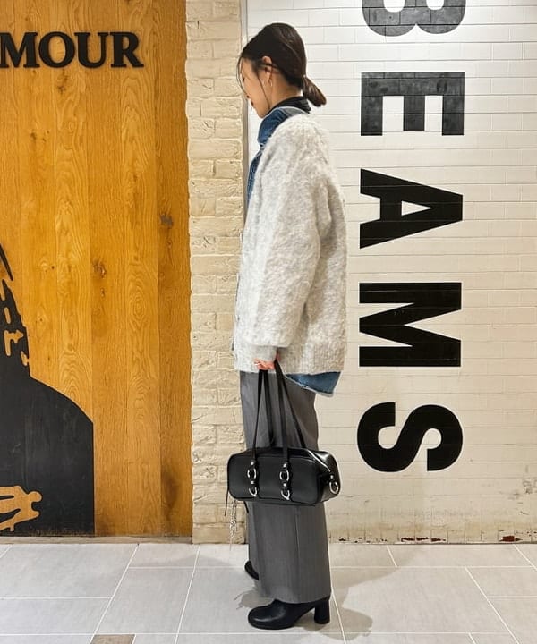 川口 恵さんの「BEAMS WOMEN｜ソフト シャギー Vネック カーディガン」を使ったコーディネート