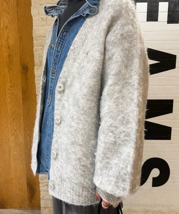 川口 恵さんの「BEAMS WOMEN｜ソフト シャギー Vネック カーディガン」を使ったコーディネート