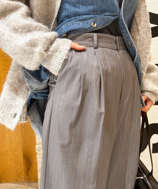 川口 恵さんの「BEAMS WOMEN｜ソフト シャギー Vネック カーディガン」を使ったコーディネート