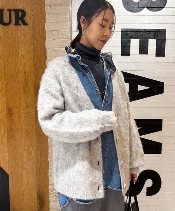川口 恵さんの「BEAMS WOMEN｜ソフト シャギー Vネック カーディガン」を使ったコーディネート