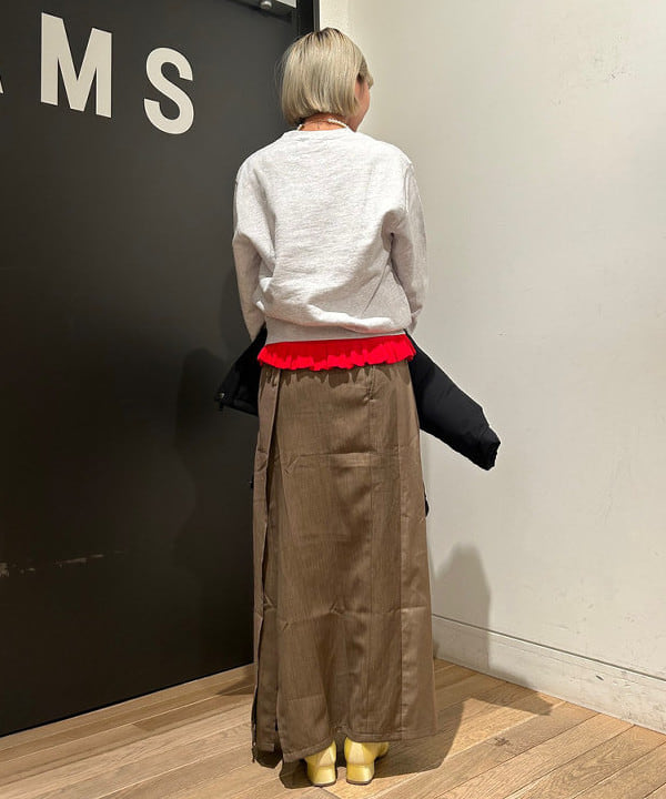 佐藤 亜美さんの「BEAMS WOMEN｜リブ フリル ヘム クルーネック ニット」を使ったコーディネート