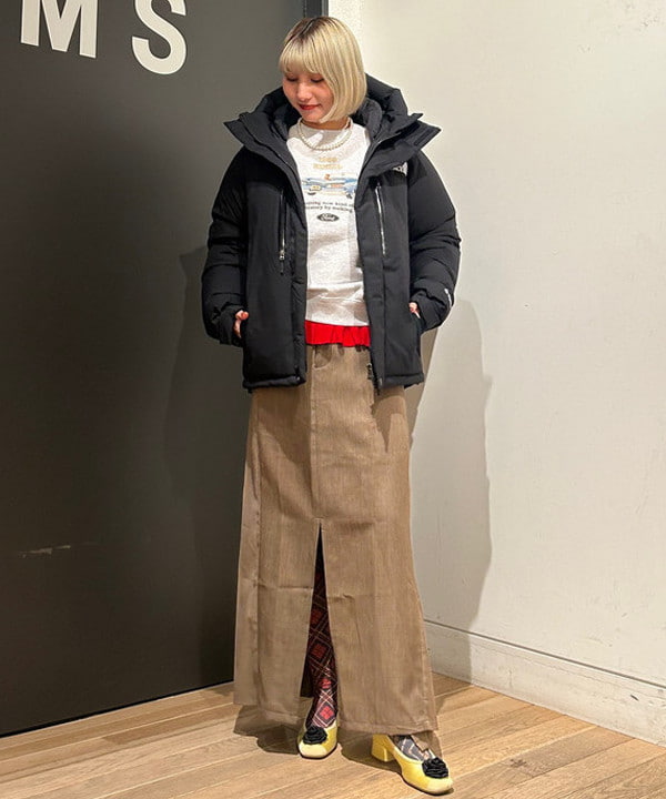 佐藤 亜美さんの「BEAMS WOMEN｜リブ フリル ヘム クルーネック ニット」を使ったコーディネート