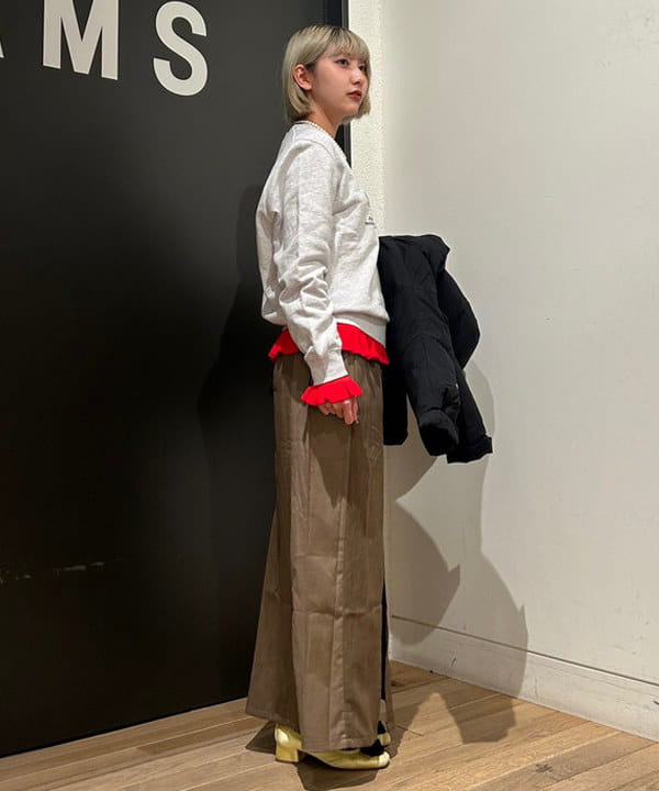 佐藤 亜美さんの「BEAMS WOMEN｜リブ フリル ヘム クルーネック ニット」を使ったコーディネート