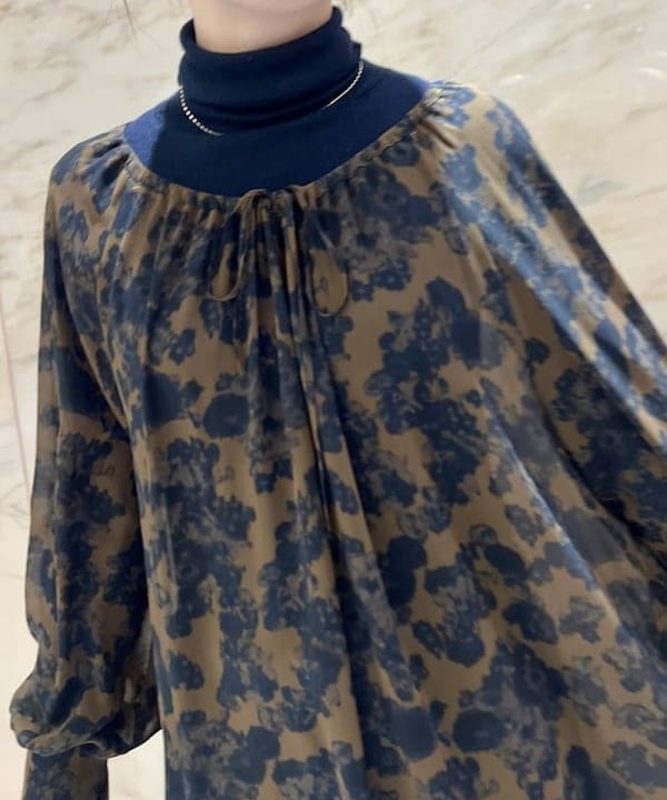 中丸　栞さんの「BEAMS WOMEN｜les bon bon / ヴィクトリア ネックレス ゴールド」を使ったコーディネート