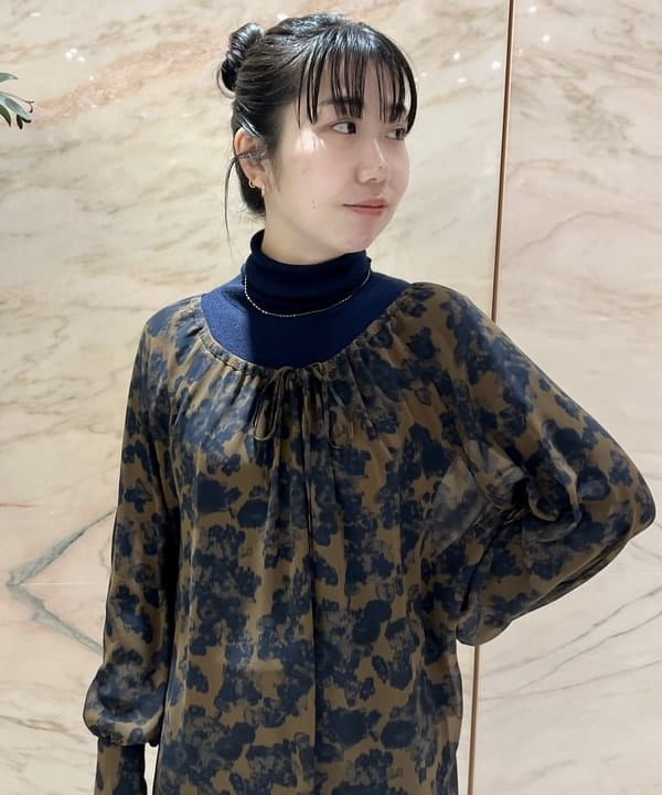 中丸　栞さんの「BEAMS WOMEN｜les bon bon / ヴィクトリア ネックレス ゴールド」を使ったコーディネート