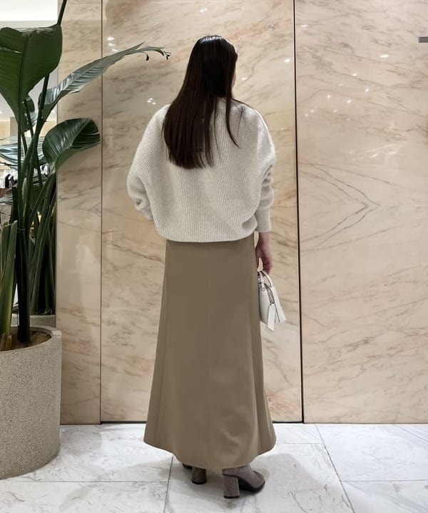 関 桂子さんの「BEAMS WOMEN｜サテン マーメイドスカート」を使ったコーディネート